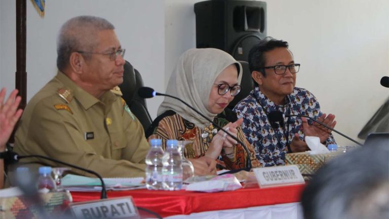 "Saya tegaskan kepada seluruh Bupati dan Walikota di Kalimantan Barat untuk serius dalam menangani inflasi. Jangan sampai kita dianggap tidak serius oleh Pemerintah Pusat," kata Harisson.